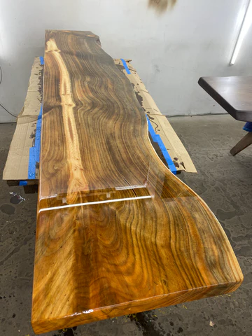 Finishing Live Edge Bar top with resin and flat finish to achieve a nice sleek modern look.