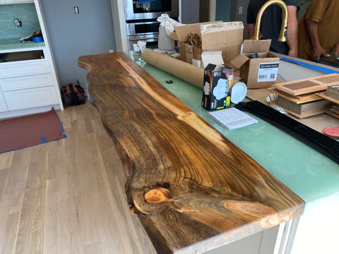 What an amazing grain on that bar top!